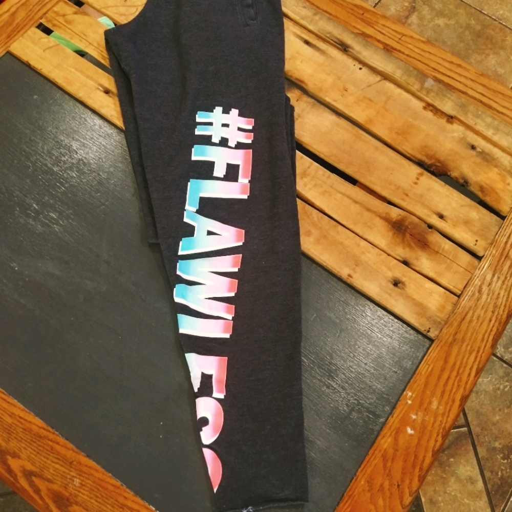 "#FLAWLESS" sweats